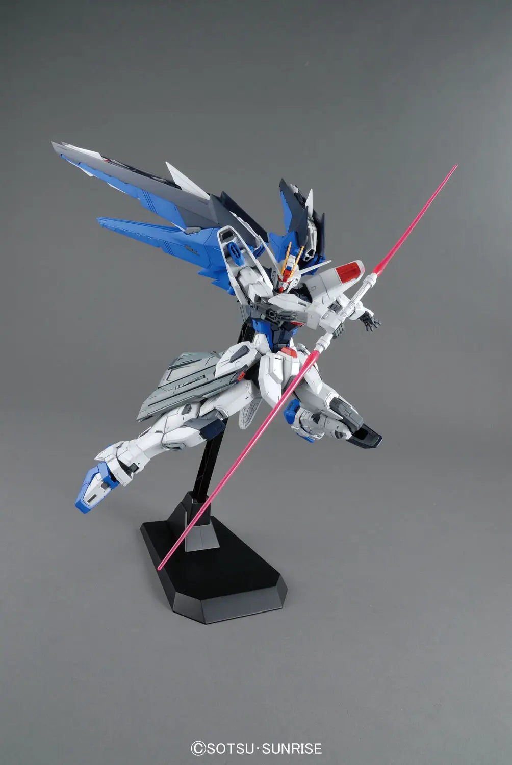 MG 1/100 ZGMF-X10A Freedom Gundam (Ver. 2.0)