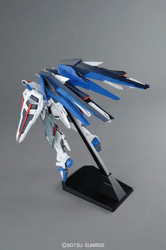 MG 1/100 ZGMF-X10A Freedom Gundam (Ver. 2.0)